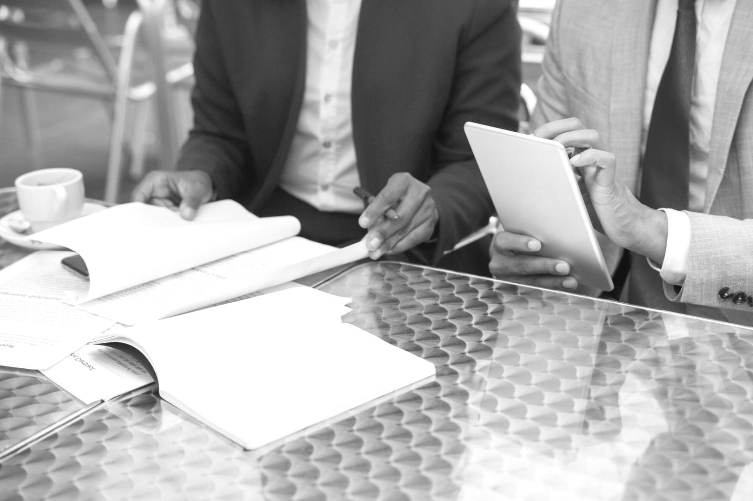 Teilnehmer diskutieren Content-Strategien während eines Seminars