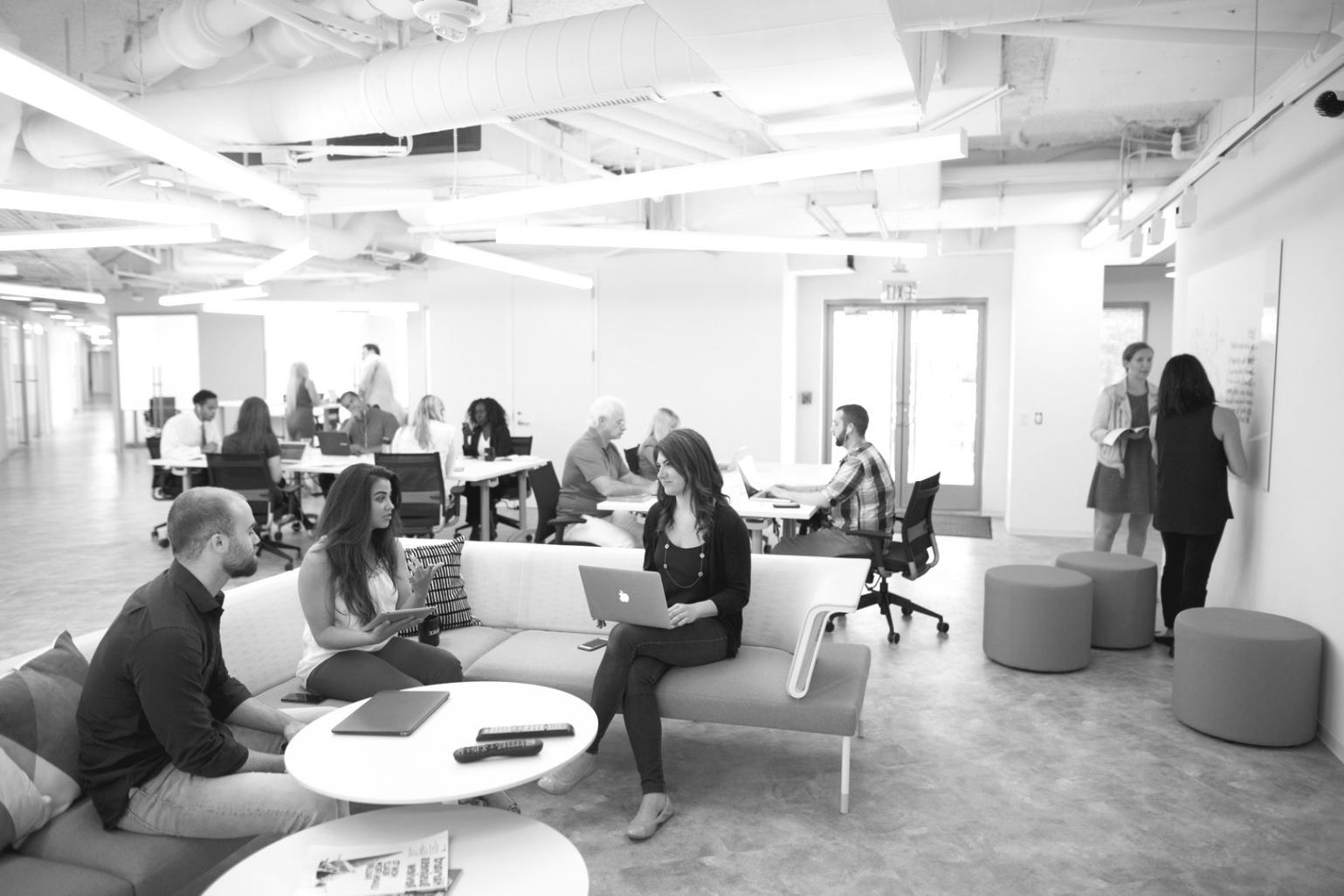 Seminarteilnehmerin arbeitet an Content-Optimierung am Laptop