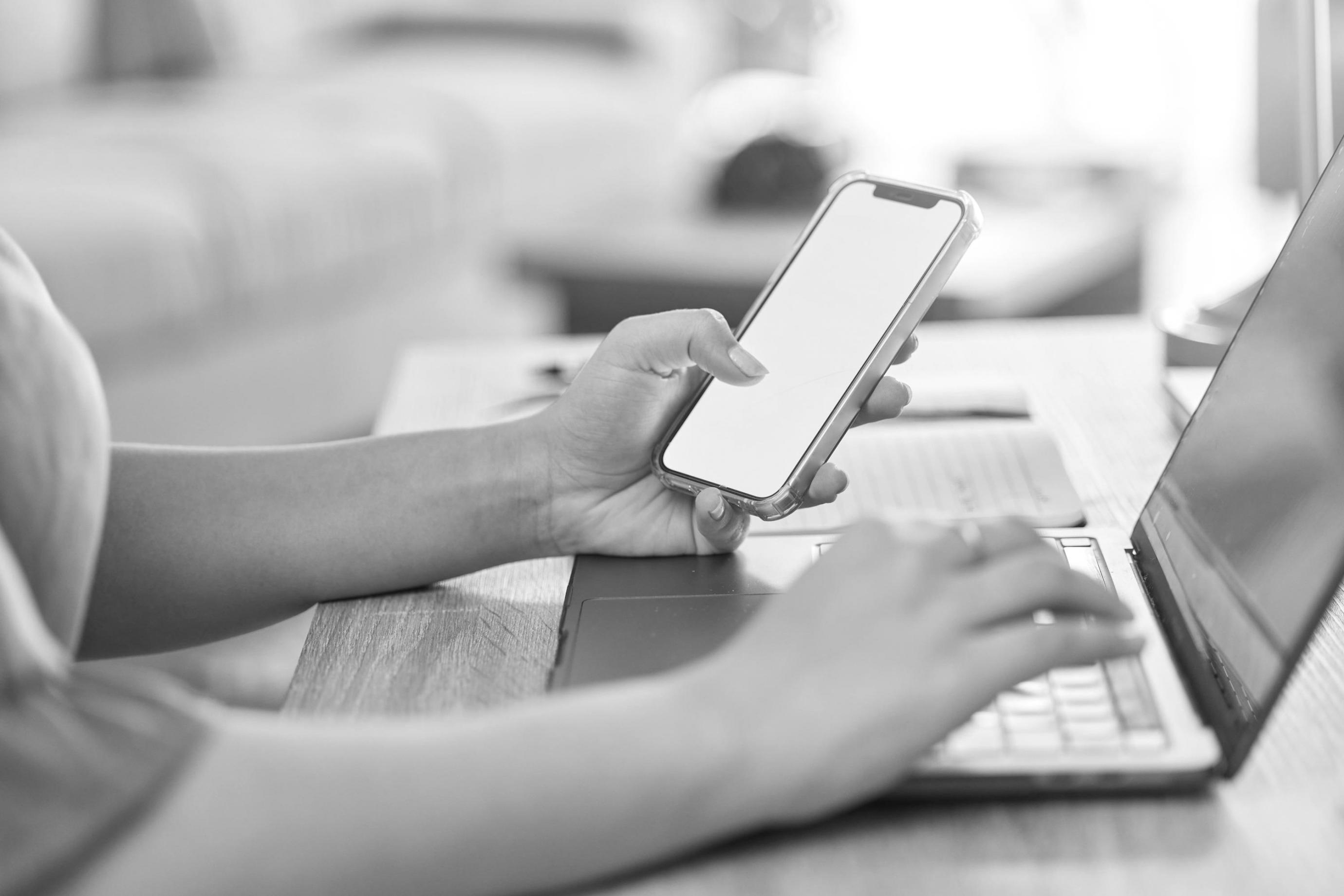 Absolventin nutzt erworbenes Wissen im Berufsalltag